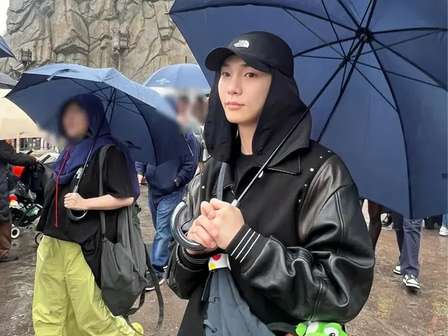 "SHINee" KEY enjoys Universal Studios even if it rains