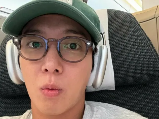 "CNBLUE" Jung Yong Hwa, charming with glasses and headphones... "See you tomorrow, Go for it!"