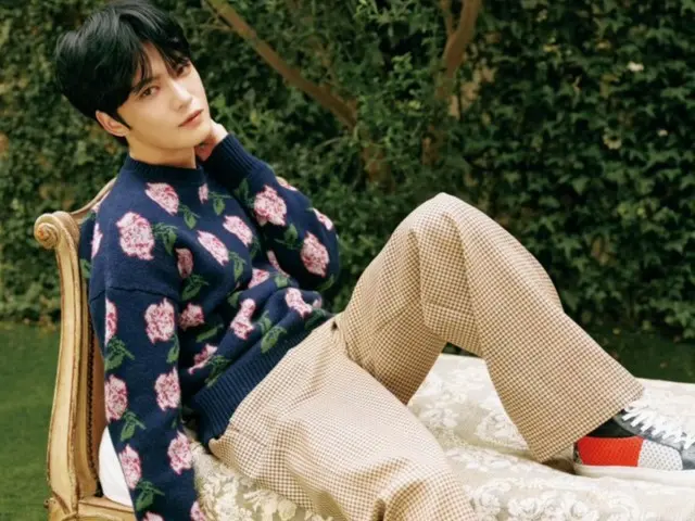 JAEJUNG looks in love with babies... an autumn man who looks good in floral knitwear