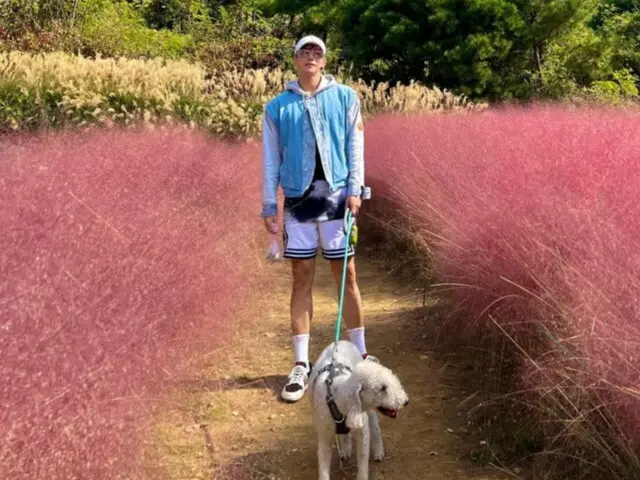 "2PM" Jun. K delivers healing on a beautiful autumn walk with his dog Denver