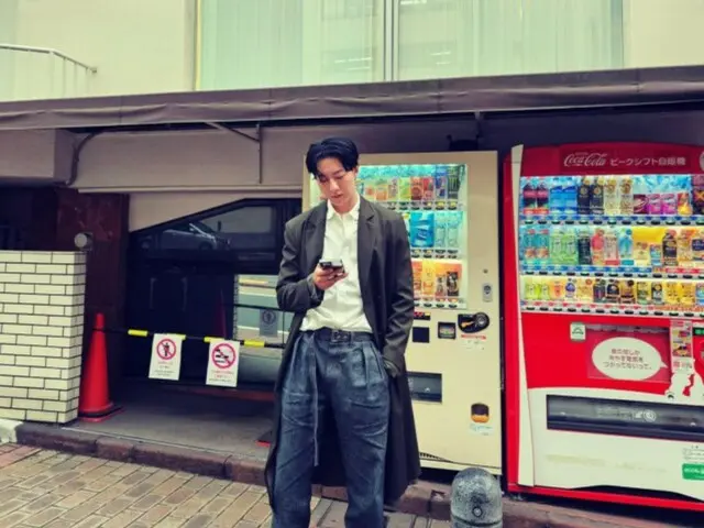 "CNBLUE" Lee Jung Shin blends into the Japanese cityscape in a "boyfriend shot"... He's taller than a vending machine