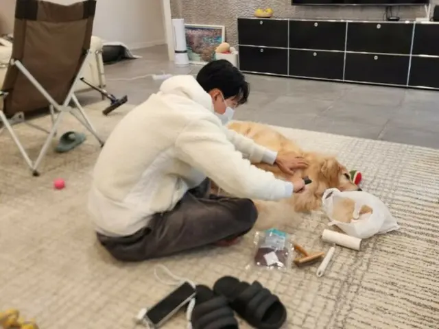 "CNBLUE" Lee Jung Shin struggles with his dog Simba's hairballs? Enjoy the daily life filled with love between parent and child