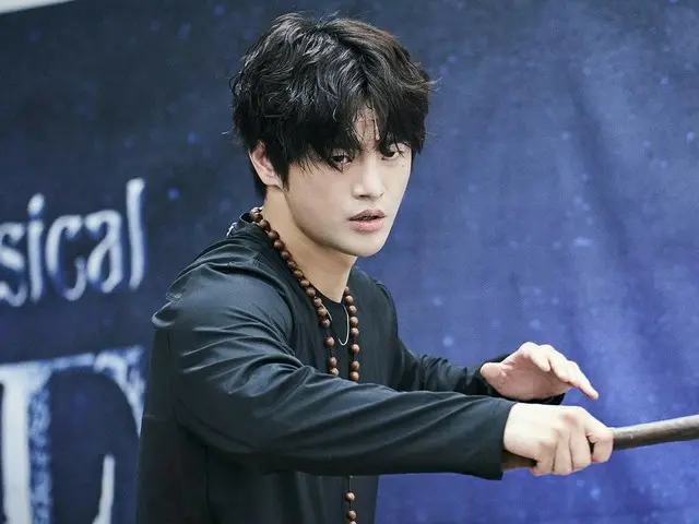 Seo In Guk reveals rehearsal scene for musical "The Count of Monte Cristo"...serious look