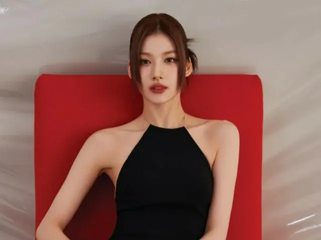 "TWICE" Sana releases gravure... Chic look