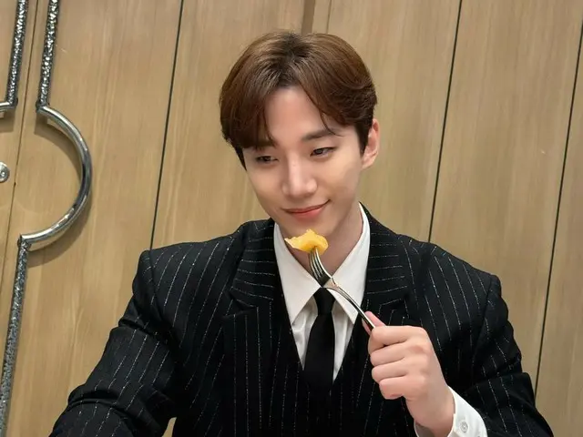 "2PM" JUNHO explodes with cuteness as he bites into delicious fruit