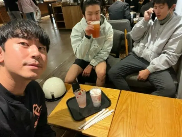 Actor Lee Si Eon, Gian 84 & Seunghoon (WINNER) meet at a cafe without worrying about other people's gaze