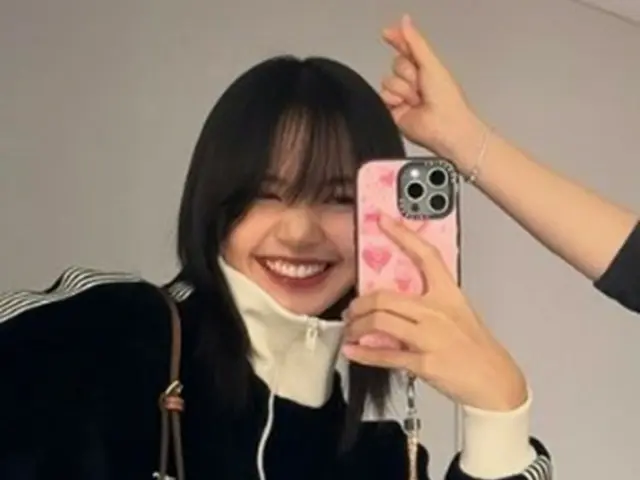 "BLACKPINK" Lisa's bright recent situation after renewing contract with YG...Smile in full bloom