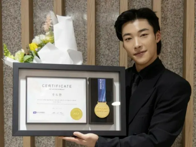 Actor Woo DoHwan was selected as “This year’s Popular Star as Chosen by Viewers” at the “2023 Consumers Day” Culture and Entertainment Awards Ceremony