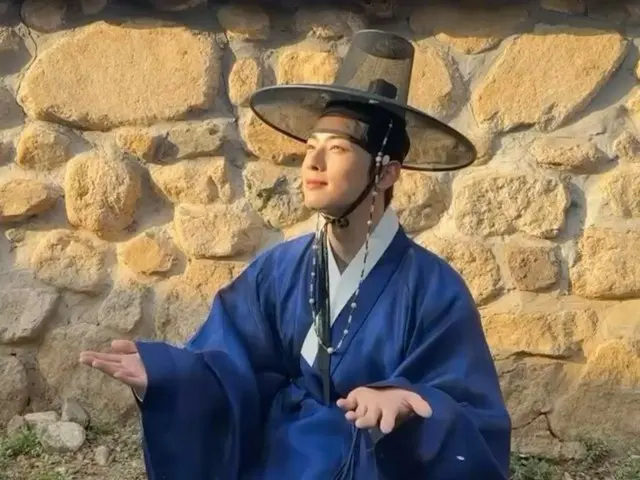 "ASTRO" Cha EUN WOO is enchanted by her hanbok, which looks great with the early cherry blossoms (video included)