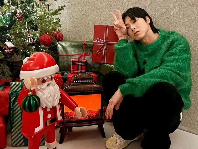 "TVXQ" Yunho's today's outfit is a green sweater... Cute Christmas greeting to fans