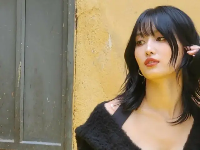 TWICE's Momo looks chic in all-black fashion