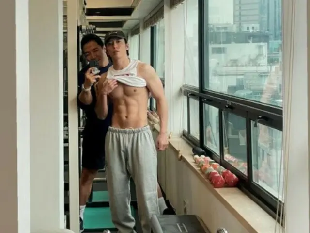 CNBLUE's Jung Yong Hwa shows off his stunning six-pack