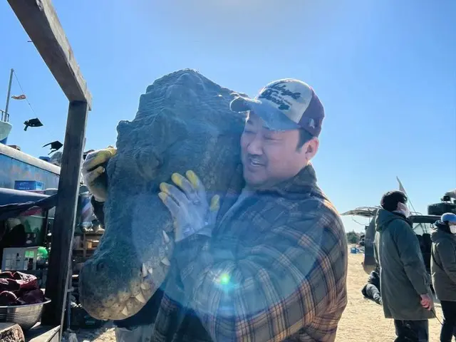 Actor Ma Dong Seok wears a crocodile head on his shoulders! ? ...contrasting smiles