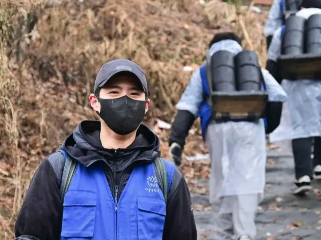 Park BoGum volunteers to deliver 3,000 charcoal briquettes with “ACE BED”