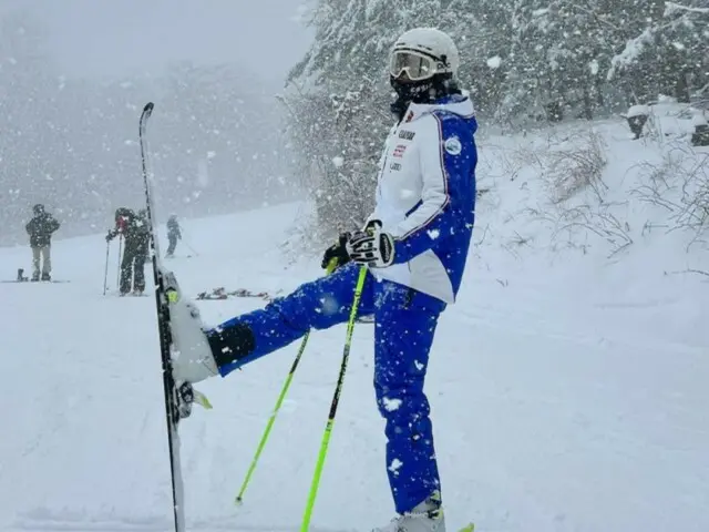 Jang Keun Suk looks innocent in the snow... "I felt the snow"