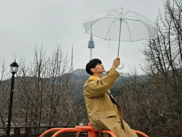 "SHINee" Minho creates an emotional atmosphere with a transparent umbrella