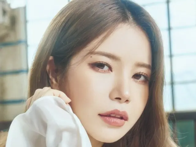 "MAMAMOO" Solar releases concept photo of pure white dress... teases deep resonance with gentle eyes