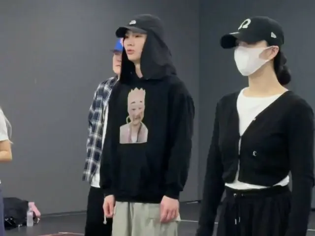 "SHINee" KEY is working hard on practicing for his solo concert...but the hoodie photo steals everyone's attention lol (with video)