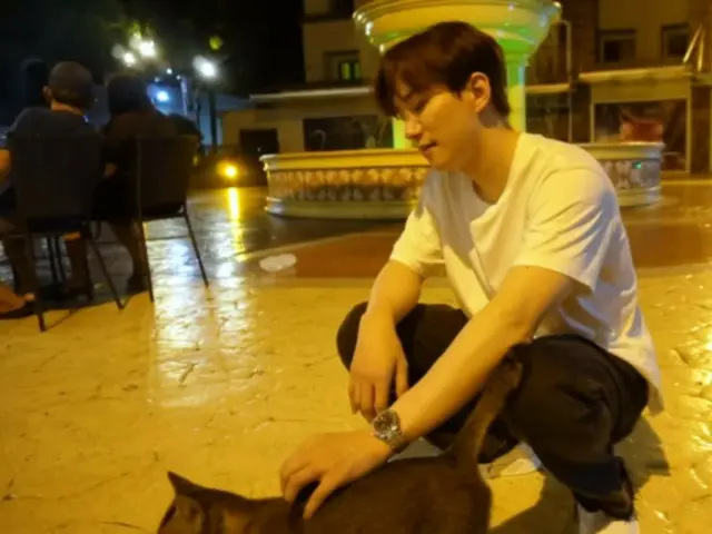 "2PM" Lee Junho plays with cats and heals himself during his busy schedule (with video)