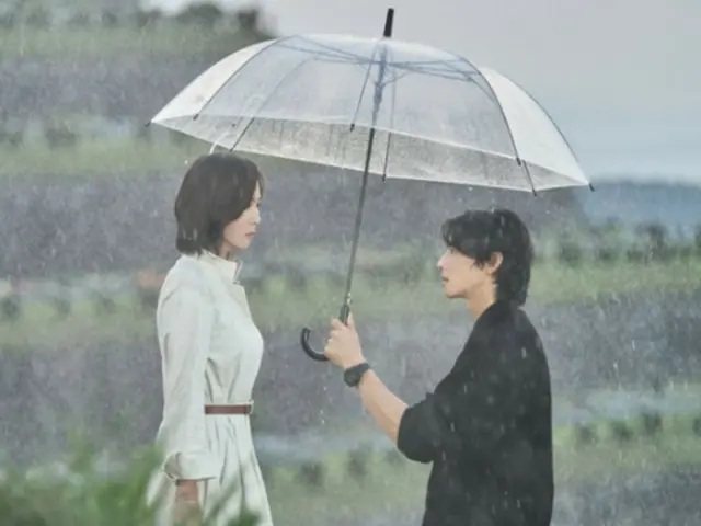 New TV Series “Wonderful World” poster released for the first time… Cha EUN WOO (ASTRO) holds out an umbrella for Kim Nam Ju