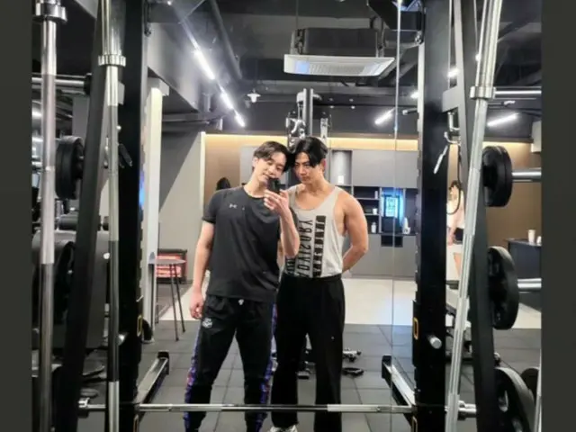 "2PM" Chansung bumps into Taecyeon (2PM) at the training gym... "We ran into each other, brother."