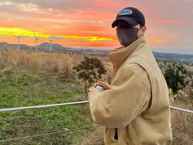 Actor Song Kang travels to Cheju Island before joining the military? ...He's so handsome even with a mask on