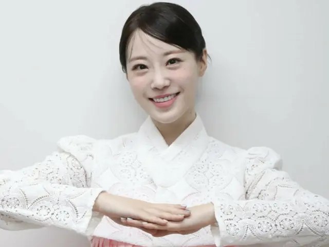 Heo YOUNG JI (KARA) wearing Hanbok, conveys New Year's greetings, "May all your wishes come true in the New Year."