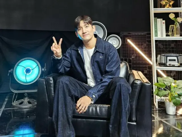 "TVXQ" Changmin greets fans with a smile after birthday party