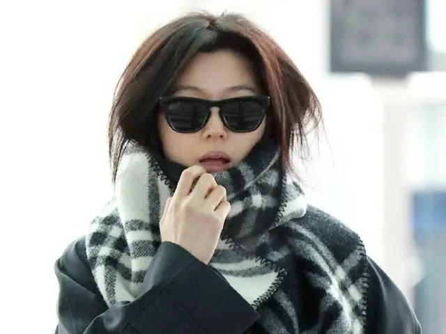 [Airport photo] Actress Jeong JIHYO, her beautiful face shines even without makeup... She's going to England~