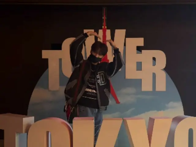 JAEJUNG enjoys a cute selfie at a photo spot in Tokyo Tower (video included)