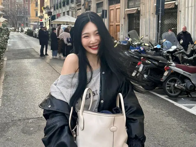 "RedVelvet" JOY has a refreshing smile on a street corner in Milan