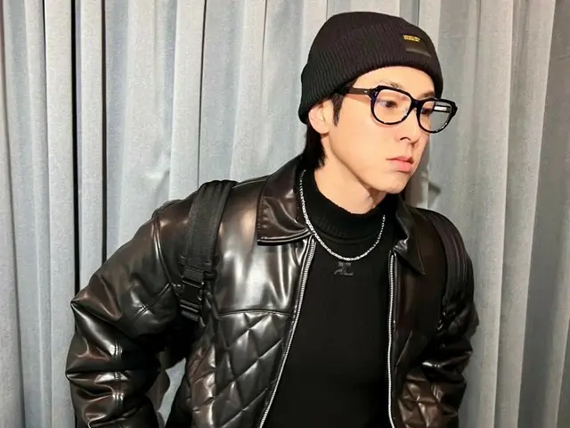 "TVXQ" Yunho wears a black outfit with black rimmed glasses... Today is also a wonderful boyfriend look