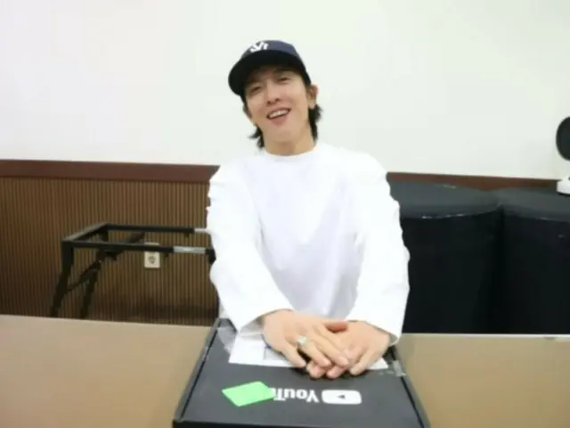 "CNBLUE" Jung Yong Hwa opens YouTube's silver shield... shares joy with fans (with video)