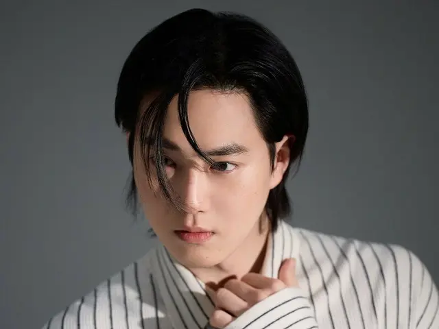 "EXO" Suho releases behind-the-scenes photo shoot...B cut is also nice