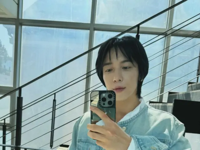 "CNBLUE" Jung Yong Hwa wears a denim-on-denim look for a refreshing spring outfit... She also has a cute hairstyle with bangs down.