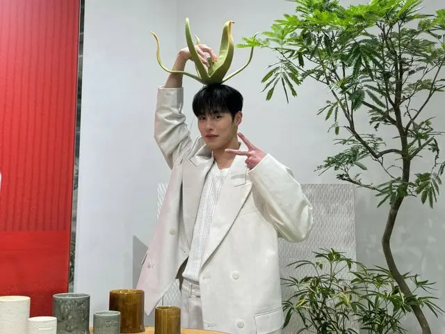 Actor Lee Jae Woo poses with a succulent plant on his head... Humorous charm