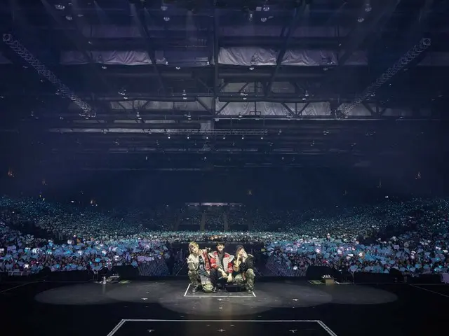 “SHINee” takes a photo with Shawol and others in Hong Kong after “SHINee WORLD VI” in Hong Kong