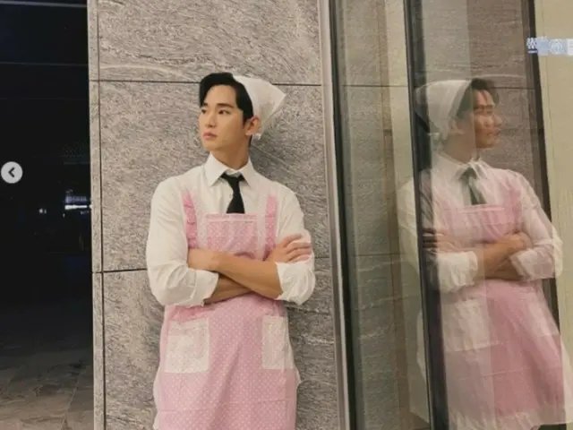 Kim Soo Hyun, “son-in-law of a chaebol family”, shows off his housewife appearance wearing a polka dot apron and a sling