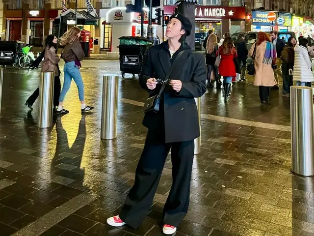 "TVXQ" Yunho looks good in all-black fashion with a beret...Sharing memories from England