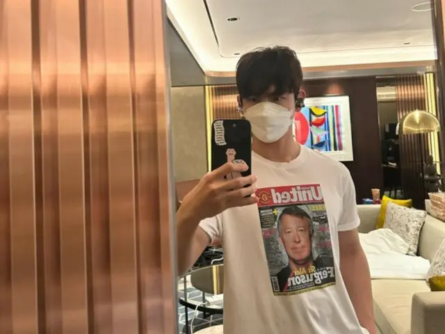 "TVXQ" Changmin greets fans with mirror selfie before concert in Macau