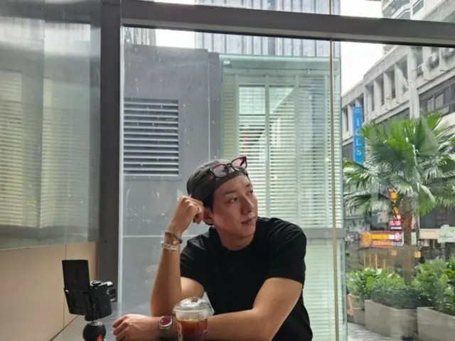 "CNBLUE" Lee Jung Shin, free time before the concert... coffee and a walk