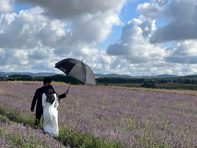 Actor Kim Soo Hyun releases behind-the-scenes cuts from "Queen of Tears"... Holding an umbrella over Queen Kim Ji Woo-won, "This way"