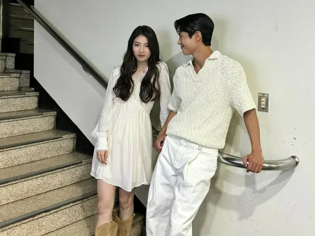 Actor Park BoGum reveals photo of himself with Suzy... sweet gaze