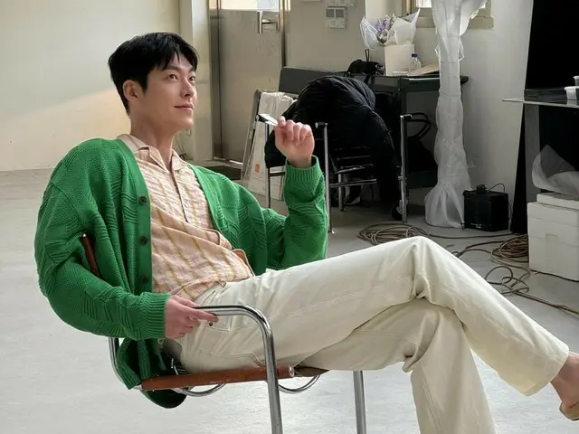 Actor Kim Woo Bin's long legs surprise even when sitting down
