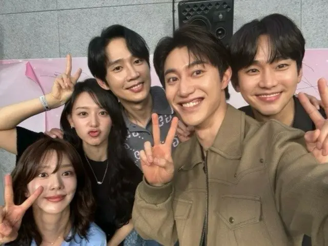 Reunited with the "Queen of Tears" team including Park SungHoon, Kim Soo Hyun, and Kim JiWoo! Unchanging superb visuals