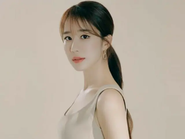 Yoo In Na releases new profile... Perfect self-care and elegant beauty