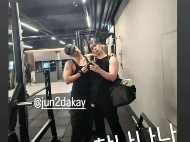 2PM's Jun. K and Chansung share a fun photo together... "Bend it more!"