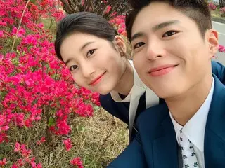 Actors Park BoGum & Suzy release another photo of themselves together... "Try to Remember"