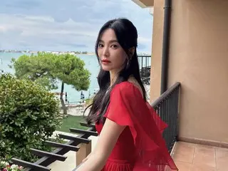 Actress Song Hye Kyo, an elegant Venetian goddess in a bright red dress