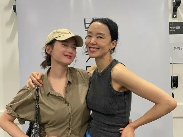 Actress Chun Woo Hee watches and supports Jung Do Yeong's play "The Cherry Orchard"... A heartwarming photo of the two of them is released